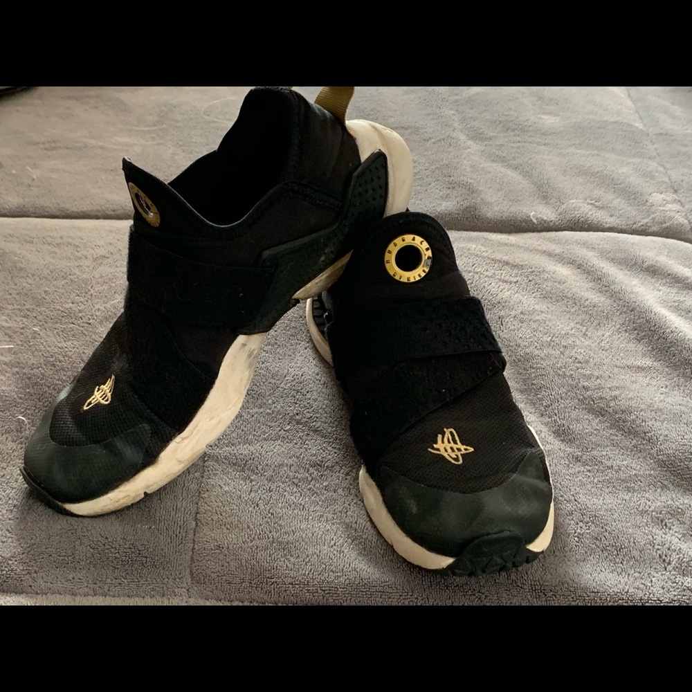 Boys (Big Kids) Nike Hurachis size 4 Black & Gold